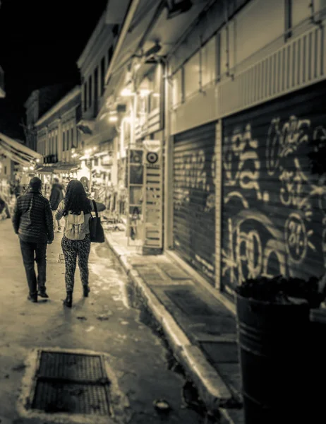 Vue Arrière Couple Marchant Dans Rue Ville Athènes Grèce — Photo