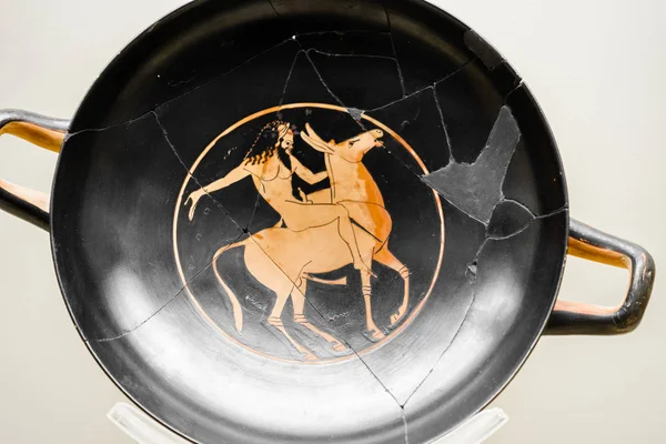 希腊雅典 Attalos Stoa 博物馆展出的 Kylix — 图库照片