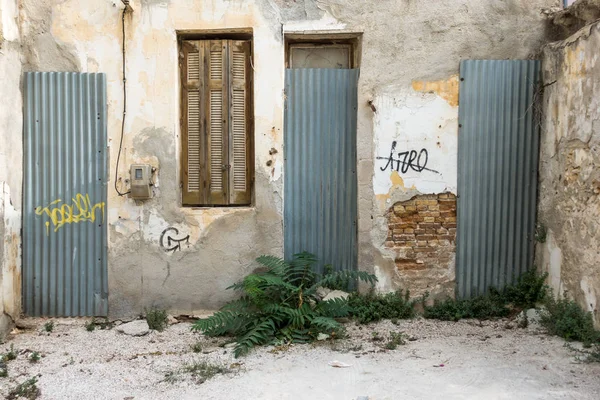 Parede Velha Arruinada Com Portas Fechadas Janela Heraklion Greece — Fotografia de Stock