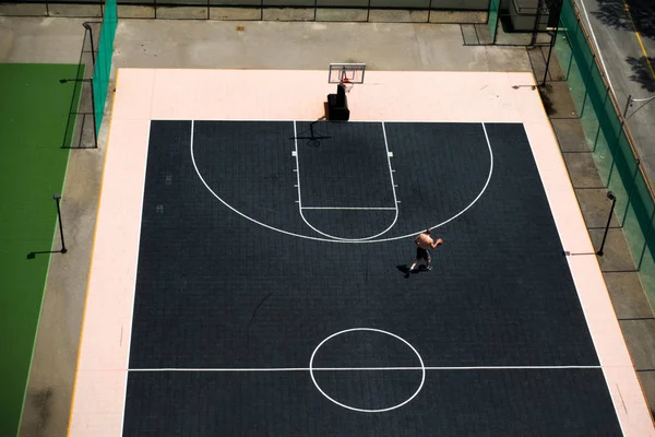 Висока Кут Зору Людини Грати Баскетбол Торонто Канада — стокове фото