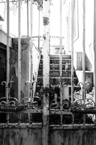 老生锈的金属门关闭 Archanes 克里特岛 — 图库照片