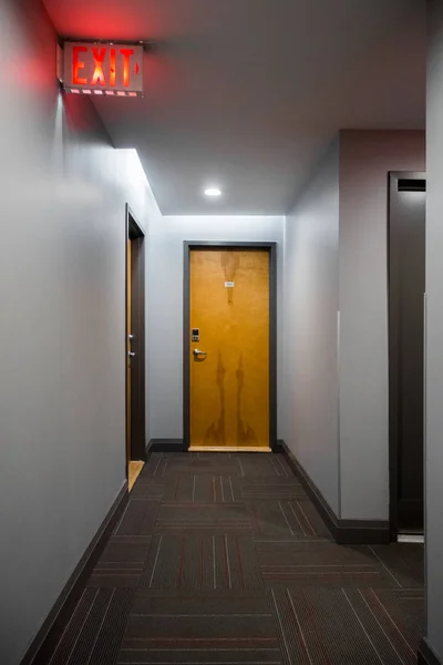 Corredor Iluminado Con Puertas Cerradas Señal Salida — Foto de Stock