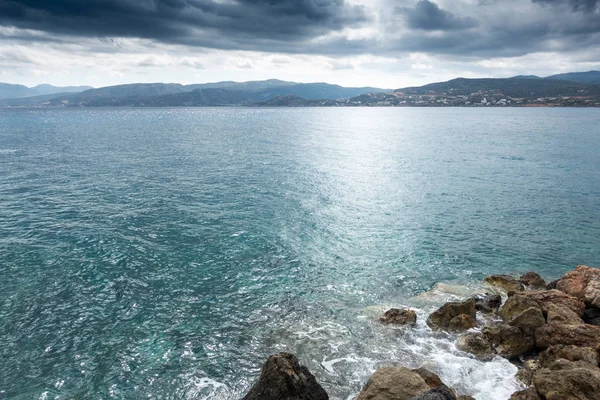 Malowniczy Widok Morze Sylwetka Gór — Zdjęcie stockowe