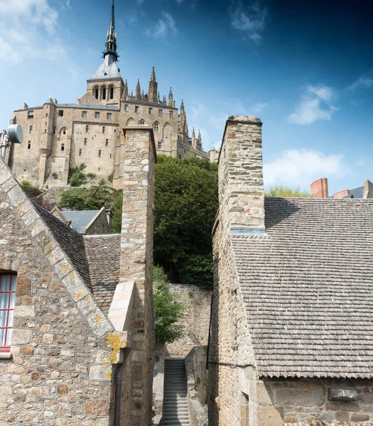 Vista Baixo Ângulo Castelo Entre Casas Empedradas Bretanha França Europa — Fotografia de Stock