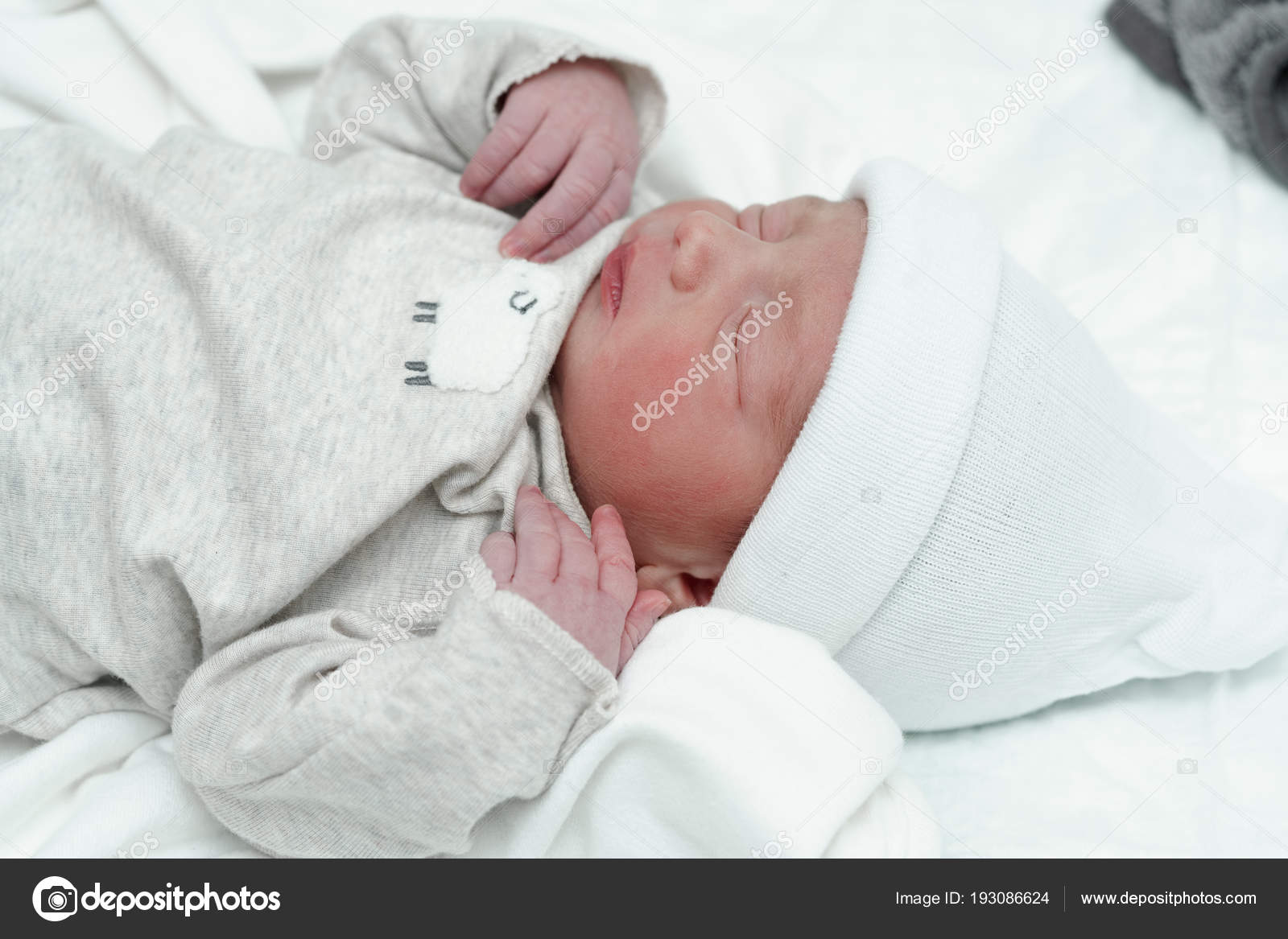 baby boy sleeping bed