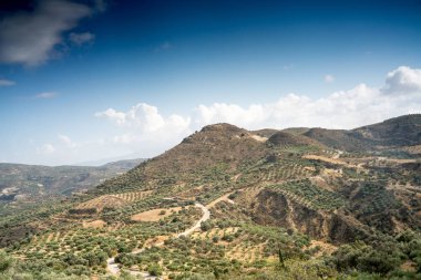 Doğal görünümü alan ve dağ karşı bulutlu gökyüzü, Crete, Yunanistan