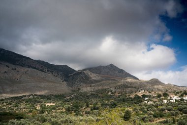 Doğal görünümü alan ve dağ karşı bulutlu gökyüzü, Crete, Yunanistan