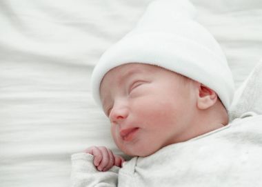 Yatakta uyuyan sevimli bebek çocuk