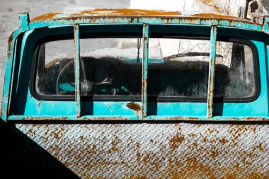 Eski model araba konteyner