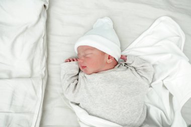 Yatakta uyuyan sevimli bebek çocuk