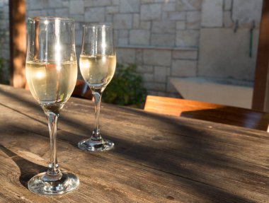 Gözlük ışıldadı beyaz şarap yemek masası, Crete, Yunanistan