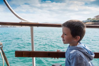 Çocuk görünümünden bakarak cruise gemi içinde Spinalonga, Crete, Yunanistan
