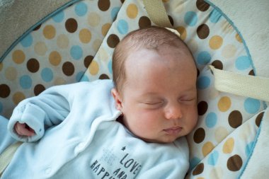 Yatakta uyuyan sevimli bebek çocuk