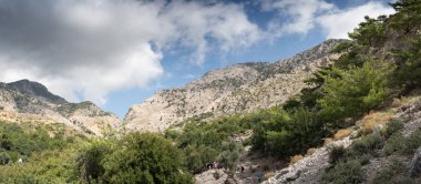 Kayalık dağ karşı bulutlu gökyüzü, Crete, Yunanistan