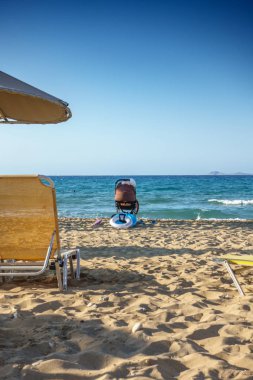 Doğal görünümü Beach lounge sandalye ve şişme yüzük, Crete, Yunanistan