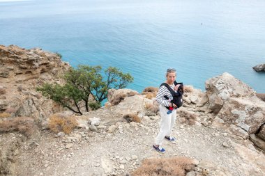 Anne ile oğlu deniz, Girit, Yunanistan kıyısında