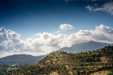 Doğal görünümü alan ve dağ karşı bulutlu gökyüzü, Crete, Yunanistan