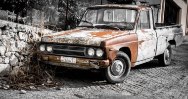 Caddesi üzerinde eski araba