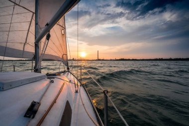 Yelkenli ve deniz manzarası