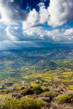 Doğal görünümü patchwork tarım Peyzaj ve dağ karşı bulutlu gökyüzü, Crete, Yunanistan