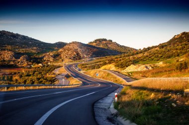 Doğal görünümü bir curvy yolun ortasında terk edilmiş alan, Yunanistan