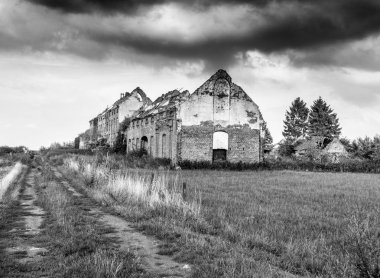 Terk edilmiş bina ve çim alanı