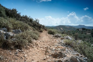 Toprak yol ve alan Dağı arka planda, Crete, Yunanistan