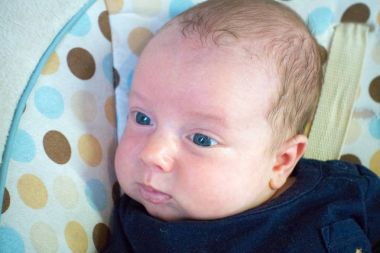 Hemen üstüne yeni doğan bebek çocuk yatakta yatarken kadeh