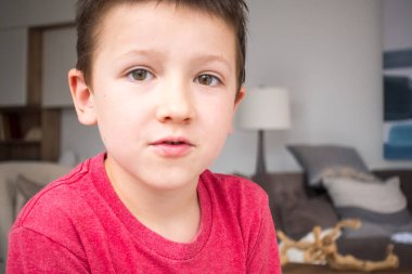 Evdeki çocuğun portresi.