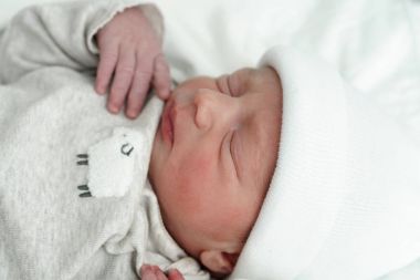 Yeni doğan bebeğin çocuğun yatakta uyuyan sevimli Close-Up