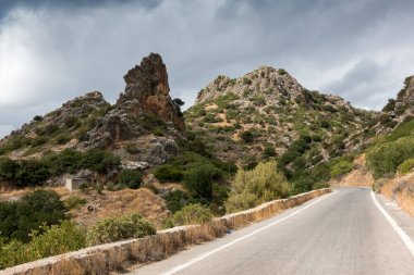 Doğal görünümü boş yol ve kayalık dağ, Crete, Yunanistan