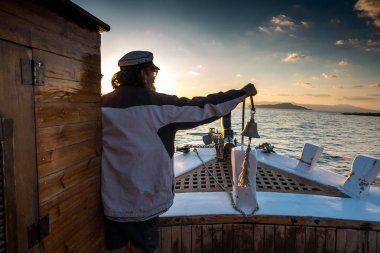 Kaptan arkadan görünüş tekne güverte, Hanya, Crete, Yunanistan