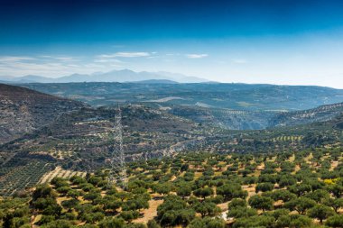 Doğal görünümü alan ve dağ karşı bulutlu gökyüzü, Crete, Yunanistan