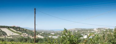 Alan ve şehir ile güç hattı gökyüzü, Crete, Yunanistan