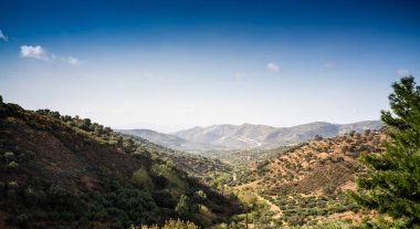 Doğal görünümü tarım alanı ve dağ gökyüzü, Crete, Yunanistan