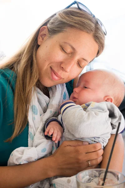 Reife Frau Hält Ihr Süßes Baby Junge — Stockfoto