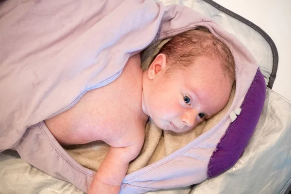 Erkek Yatakta Yatarken Şirin Yeni Doğan Bebek — Stok fotoğraf