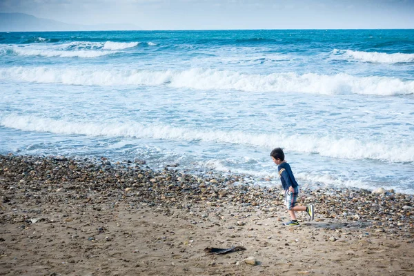 クレタ島 ギリシャのビーチで走っている少年 — ストック写真