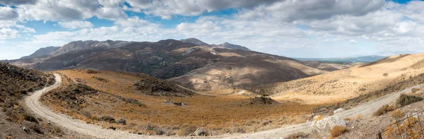 Estrada Sinuosa Com Campo Montanha Contra Céu Nublado Creta Grécia — Fotografia de Stock