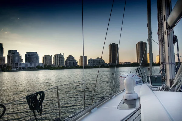 Barca Vela Paesaggio Marino Con Skyline Città Distanza Toronto Canada — Foto Stock