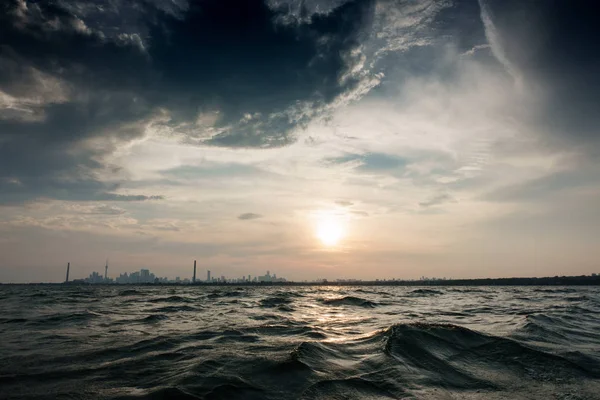 Kaupungin horisonttiin ja Lake Ontario — kuvapankkivalokuva