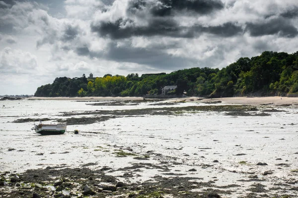 Vista Barco Solitario Una Isla Bretaña Francia Europa — Foto de Stock