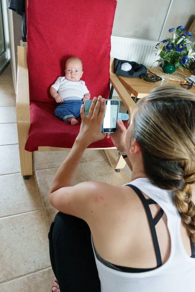 Madre tomando fotos de su bebé — Foto de Stock
