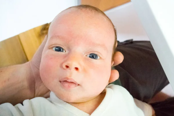 Mãe Segurando Seu Menino Pequeno Bonito — Fotografia de Stock