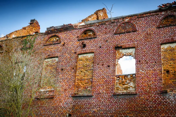 れんが造りの建物の放棄された遺跡 — ストック写真