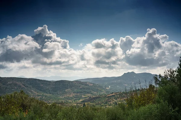 风景秀丽的视野和山对多云天空 克里特岛 — 图库照片