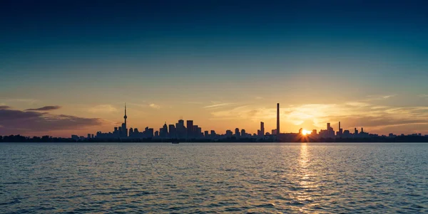 Городской пейзаж и озеро Онтарио — стоковое фото