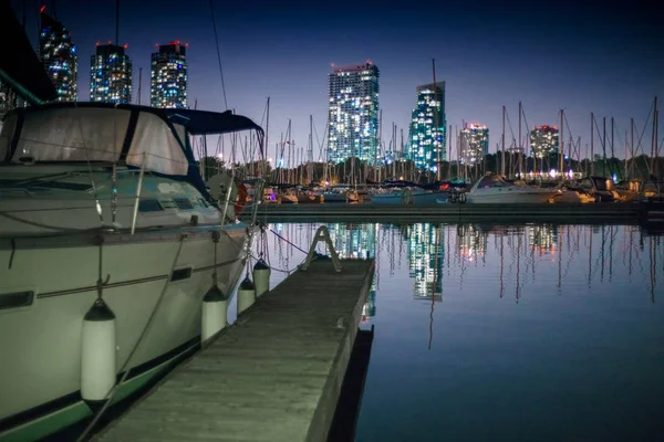 Barcos Ancorados Skyline Cidade Durante Noite Toronto Canadá — Fotografia de Stock