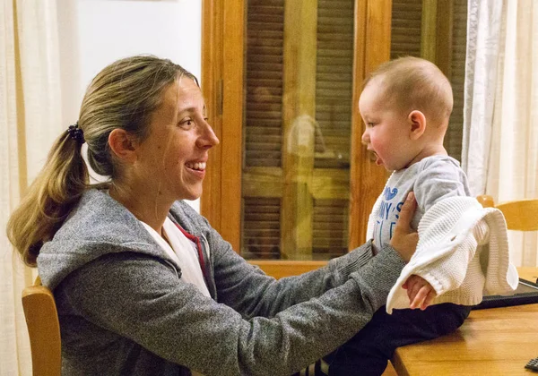 Mutter lächelt kleinen Jungen an, Griechenland — Stockfoto