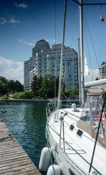 Αγκυροβολημένα Βάρκα Και Πόλη Κτίριο Τορόντο Καναδάς — Φωτογραφία Αρχείου